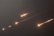 伊川伊朗以导弹齐射回应以色列的大规模袭击